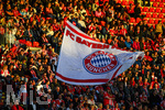 22.09.2026, Unterhaching, Deutschland. UEFA Women's Champions League, 1. Spieltag der Ligaphase: FC Bayern München Frauen gegen Manchester City. UWCL-Auftakt der FC Bayern Frauen und erstes UWCL-Pflichtspiel im neuen Zuhause Sportpark Unterhaching. Fans mit Fahne