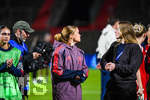 22.09.2026, Unterhaching, Deutschland. UEFA Women's Champions League, 1. Spieltag der Ligaphase: FC Bayern München Frauen gegen Manchester City. UWCL-Auftakt der FC Bayern Frauen und erstes UWCL-Pflichtspiel im neuen Zuhause Sportpark Unterhaching. Sophie Proost (FC Bayern Frauen) mit Regina van Eijk (FC Bayern Frauen)