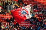 22.09.2026, Unterhaching, Deutschland. UEFA Women's Champions League, 1. Spieltag der Ligaphase: FC Bayern München Frauen gegen Manchester City. UWCL-Auftakt der FC Bayern Frauen und erstes UWCL-Pflichtspiel im neuen Zuhause Sportpark Unterhaching. Fans mit Fahne