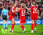 22.09.2026, Unterhaching, Deutschland. UEFA Women's Champions League, 1. Spieltag der Ligaphase: FC Bayern München Frauen gegen Manchester City. UWCL-Auftakt der FC Bayern Frauen und erstes UWCL-Pflichtspiel im neuen Zuhause Sportpark Unterhaching. FC Bayern jubelt. Klara Bühl (FC Bayern Frauen) mit Linda Dallmann (FC Bayern Frauen) und Franziska Kett (FC Bayern Frauen)