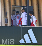 23.09.2026, Fussball DFB-Nationalmannschaft Deutschland, Trainingslager in Herzogenaurach, im Homeground bei ADIDAS, vor den UEFA Nations League Spielen,   v.l. Jamal Musiala , Jonathan Tah (Deutschland) und Karim Adeyemi  (Deutschland) gehen aufs Klo