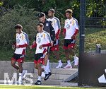 23.09.2026, Fussball DFB-Nationalmannschaft Deutschland, Trainingslager in Herzogenaurach, im Homeground bei ADIDAS, vor den UEFA Nations League Spielen,      v.l. Nathaniel Brown (Deutschland), Trainer Jürgen Klopp (Deutschland), Younes Ebnoutalib (Deutschland ) , Kevin Schade (Deutschland) 