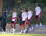 23.09.2026, Fussball DFB-Nationalmannschaft Deutschland, Trainingslager in Herzogenaurach, im Homeground bei ADIDAS, vor den UEFA Nations League Spielen,      v.l. Nathaniel Brown (Deutschland), Trainer Jürgen Klopp (Deutschland), Younes Ebnoutalib (Deutschland ) , Kevin Schade (Deutschland) 