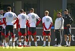 23.09.2026, Fussball DFB-Nationalmannschaft Deutschland, Trainingslager in Herzogenaurach, im Homeground bei ADIDAS, vor den UEFA Nations League Spielen,       Trainer Jürgen Klopp (Deutschland) , und der Videograf der Geburtstag hat