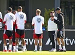 23.09.2026, Fussball DFB-Nationalmannschaft Deutschland, Trainingslager in Herzogenaurach, im Homeground bei ADIDAS, vor den UEFA Nations League Spielen,       Trainer Jürgen Klopp (Deutschland) , und der Videograf der Geburtstag hat