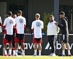 23.09.2026, Fussball DFB-Nationalmannschaft Deutschland, Trainingslager in Herzogenaurach, im Homeground bei ADIDAS, vor den UEFA Nations League Spielen,       Trainer Jürgen Klopp (Deutschland) , und der Videograf der Geburtstag hat