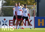 23.09.2026, Fussball DFB-Nationalmannschaft Deutschland, Trainingslager in Herzogenaurach, im Homeground bei ADIDAS, vor den UEFA Nations League Spielen,       Nathaniel Brown (Deutschland), Kevin Schade (Deutschland) und Hennes Behrens (Deutschalnd) und Younes Ebnoutalib (Deutschland).