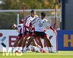 23.09.2026, Fussball DFB-Nationalmannschaft Deutschland, Trainingslager in Herzogenaurach, im Homeground bei ADIDAS, vor den UEFA Nations League Spielen,       Nathaniel Brown (Deutschland), Kevin Schade (Deutschland) und Max Rosenfelder (Deutschalnd)..