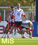 23.09.2026, Fussball DFB-Nationalmannschaft Deutschland, Trainingslager in Herzogenaurach, im Homeground bei ADIDAS, vor den UEFA Nations League Spielen,       Nathaniel Brown (Deutschland), Kevin Schade (Deutschland) und Hennes Behrens (Deutschalnd) und Max Rosenfelder (Deutschalnd).