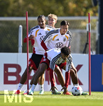 23.09.2026, Fussball DFB-Nationalmannschaft Deutschland, Trainingslager in Herzogenaurach, im Homeground bei ADIDAS, vor den UEFA Nations League Spielen,       Nathaniel Brown (Deutschland), Younes Ebnoutalib (Deutschland) Kevin Schade (Deutschland) und Hennes Behrens (Deutschland).