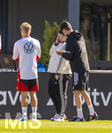 23.09.2026, Fussball DFB-Nationalmannschaft Deutschland, Trainingslager in Herzogenaurach, im Homeground bei ADIDAS, vor den UEFA Nations League Spielen, Ansprache vor der Mannschaft und noch ein Geburtstagsständchen für den Video-Creator des DFB, Steffen Kallweit (2.v.re, Social Media & Videoproduktion DFB). re: Bundestrainer Jürgen Klopp (Deutschland), Kallweit hat Tränen in den Augen 