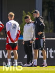 23.09.2026, Fussball DFB-Nationalmannschaft Deutschland, Trainingslager in Herzogenaurach, im Homeground bei ADIDAS, vor den UEFA Nations League Spielen, Ansprache vor der Mannschaft und noch ein Geburtstagsständchen für den Video-Creator des DFB, Steffen Kallweit (2.v.re, Social Media & Videoproduktion DFB). re: Bundestrainer Jürgen Klopp (Deutschland), 