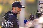 23.09.2026, Fussball DFB-Nationalmannschaft Deutschland, Trainingslager in Herzogenaurach, im Homeground bei ADIDAS, vor den UEFA Nations League Spielen,  Bundestrainer Jürgen Klopp (Deutschland) gibt überraschend den Journalisten am Spielfeldrand ein kurzes Interview während des Trainings.