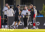 23.09.2026, Fussball DFB-Nationalmannschaft Deutschland, Trainingslager in Herzogenaurach, im Homeground bei ADIDAS, vor den UEFA Nations League Spielen, noch ein Geburtstagsständchen für den Video-Creator des DFB, Steffen Kallweit (mitte, Social Media & Videoproduktion DFB). li: Bundestrainer Jürgen Klopp (Deutschland) 