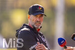 23.09.2026, Fussball DFB-Nationalmannschaft Deutschland, Trainingslager in Herzogenaurach, im Homeground bei ADIDAS, vor den UEFA Nations League Spielen,  Bundestrainer Jürgen Klopp (Deutschland) gibt überraschend den Journalisten am Spielfeldrand ein kurzes Interview während des Trainings.