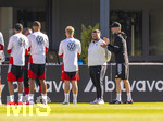 23.09.2026, Fussball DFB-Nationalmannschaft Deutschland, Trainingslager in Herzogenaurach, im Homeground bei ADIDAS, vor den UEFA Nations League Spielen, Ansprache vor der Mannschaft und noch ein Geburtstagsständchen für den Video-Creator des DFB, Steffen Kallweit (2.v.re, Social Media & Videoproduktion DFB). re: Bundestrainer Jürgen Klopp (Deutschland) 