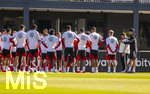 23.09.2026, Fussball DFB-Nationalmannschaft Deutschland, Trainingslager in Herzogenaurach, im Homeground bei ADIDAS, vor den UEFA Nations League Spielen, Ansprache vor der Mannschaft und noch ein Geburtstagsständchen für den Video-Creator des DFB, Steffen Kallweit (2.v.re, Social Media & Videoproduktion DFB). re: Bundestrainer Jürgen Klopp (Deutschland), 
