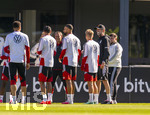 23.09.2026, Fussball DFB-Nationalmannschaft Deutschland, Trainingslager in Herzogenaurach, im Homeground bei ADIDAS, vor den UEFA Nations League Spielen, Ansprache vor der Mannschaft und noch ein Geburtstagsständchen für den Video-Creator des DFB, Steffen Kallweit (re, Social Media & Videoproduktion DFB). 2.v.re: Bundestrainer Jürgen Klopp (Deutschland) 