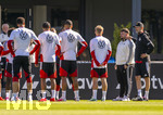 23.09.2026, Fussball DFB-Nationalmannschaft Deutschland, Trainingslager in Herzogenaurach, im Homeground bei ADIDAS, vor den UEFA Nations League Spielen, Ansprache vor der Mannschaft und noch ein Geburtstagsständchen für den Video-Creator des DFB, Steffen Kallweit (2.v.re, Social Media & Videoproduktion DFB). re: Bundestrainer Jürgen Klopp (Deutschland), 
