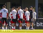 23.09.2026, Fussball DFB-Nationalmannschaft Deutschland, Trainingslager in Herzogenaurach, im Homeground bei ADIDAS, vor den UEFA Nations League Spielen, Ansprache vor der Mannschaft und noch ein Geburtstagsständchen für den Video-Creator des DFB, Steffen Kallweit (re, Social Media & Videoproduktion DFB). 2.v.re: Bundestrainer Jürgen Klopp (Deutschland) 