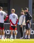 23.09.2026, Fussball DFB-Nationalmannschaft Deutschland, Trainingslager in Herzogenaurach, im Homeground bei ADIDAS, vor den UEFA Nations League Spielen, Ansprache vor der Mannschaft und noch ein Geburtstagsständchen für den Video-Creator des DFB, Steffen Kallweit (2.v.re, Social Media & Videoproduktion DFB). re: Bundestrainer Jürgen Klopp (Deutschland), 
