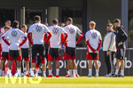 23.09.2026, Fussball DFB-Nationalmannschaft Deutschland, Trainingslager in Herzogenaurach, im Homeground bei ADIDAS, vor den UEFA Nations League Spielen, Ansprache vor der Mannschaft und noch ein Geburtstagsständchen für den Video-Creator des DFB, Steffen Kallweit (2.v.re, Social Media & Videoproduktion DFB). re: Bundestrainer Jürgen Klopp (Deutschland), 