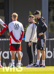 23.09.2026, Fussball DFB-Nationalmannschaft Deutschland, Trainingslager in Herzogenaurach, im Homeground bei ADIDAS, vor den UEFA Nations League Spielen, Ansprache vor der Mannschaft und noch ein Geburtstagsständchen für den Video-Creator des DFB, Steffen Kallweit (2.v.re, Social Media & Videoproduktion DFB). re: Bundestrainer Jürgen Klopp (Deutschland), 