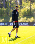 23.09.2026, Fussball DFB-Nationalmannschaft Deutschland, Trainingslager in Herzogenaurach, im Homeground bei ADIDAS, vor den UEFA Nations League Spielen, Bundestrainer Jürgen Klopp (Deutschland) macht gut gelaunt kurz Station bei den Journalisten am Spielfeldrand, während seine Spieler weitertrainieren.