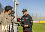 23.09.2026, Fussball DFB-Nationalmannschaft Deutschland, Trainingslager in Herzogenaurach, im Homeground bei ADIDAS, vor den UEFA Nations League Spielen, Bundestrainer Jürgen Klopp (Deutschland) macht kurz Station bei den Journalisten am Spielfeldrand, während seine Spieler weitertrainieren.