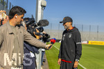 23.09.2026, Fussball DFB-Nationalmannschaft Deutschland, Trainingslager in Herzogenaurach, im Homeground bei ADIDAS, vor den UEFA Nations League Spielen, Bundestrainer Jürgen Klopp (Deutschland) macht kurz Station bei den Journalisten am Spielfeldrand, während seine Spieler weitertrainieren.
