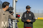 23.09.2026, Fussball DFB-Nationalmannschaft Deutschland, Trainingslager in Herzogenaurach, im Homeground bei ADIDAS, vor den UEFA Nations League Spielen, Bundestrainer Jürgen Klopp (Deutschland) macht kurz Station bei den Journalisten am Spielfeldrand, während seine Spieler weitertrainieren.