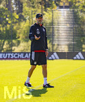 23.09.2026, Fussball DFB-Nationalmannschaft Deutschland, Trainingslager in Herzogenaurach, im Homeground bei ADIDAS, vor den UEFA Nations League Spielen, Bundestrainer Jürgen Klopp (Deutschland) macht kurz Station bei den Journalisten am Spielfeldrand, während seine Spieler weitertrainieren.