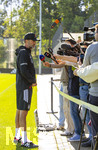23.09.2026, Fussball DFB-Nationalmannschaft Deutschland, Trainingslager in Herzogenaurach, im Homeground bei ADIDAS, vor den UEFA Nations League Spielen, Bundestrainer Jürgen Klopp (Deutschland) macht kurz Station bei den Journalisten am Spielfeldrand, während seine Spieler weitertrainieren.