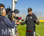 23.09.2026, Fussball DFB-Nationalmannschaft Deutschland, Trainingslager in Herzogenaurach, im Homeground bei ADIDAS, vor den UEFA Nations League Spielen, Bundestrainer Jürgen Klopp (Deutschland) macht kurz Station bei den Journalisten am Spielfeldrand, während seine Spieler weitertrainieren.