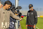 23.09.2026, Fussball DFB-Nationalmannschaft Deutschland, Trainingslager in Herzogenaurach, im Homeground bei ADIDAS, vor den UEFA Nations League Spielen, Bundestrainer Jürgen Klopp (Deutschland) macht kurz Station bei den Journalisten am Spielfeldrand, während seine Spieler weitertrainieren.