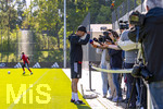 23.09.2026, Fussball DFB-Nationalmannschaft Deutschland, Trainingslager in Herzogenaurach, im Homeground bei ADIDAS, vor den UEFA Nations League Spielen, Bundestrainer Jürgen Klopp (Deutschland) macht kurz Station bei den Journalisten am Spielfeldrand, während seine Spieler weitertrainieren.