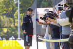 23.09.2026, Fussball DFB-Nationalmannschaft Deutschland, Trainingslager in Herzogenaurach, im Homeground bei ADIDAS, vor den UEFA Nations League Spielen, Bundestrainer Jürgen Klopp (Deutschland) macht kurz Station bei den Journalisten am Spielfeldrand, während seine Spieler weitertrainieren.