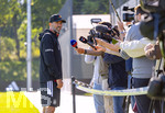 23.09.2026, Fussball DFB-Nationalmannschaft Deutschland, Trainingslager in Herzogenaurach, im Homeground bei ADIDAS, vor den UEFA Nations League Spielen, Bundestrainer Jürgen Klopp (Deutschland) macht kurz Station bei den Journalisten am Spielfeldrand, während seine Spieler weitertrainieren.
