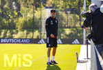 23.09.2026, Fussball DFB-Nationalmannschaft Deutschland, Trainingslager in Herzogenaurach, im Homeground bei ADIDAS, vor den UEFA Nations League Spielen, Bundestrainer Jürgen Klopp (Deutschland) macht kurz Station bei den Journalisten am Spielfeldrand, während seine Spieler weitertrainieren.