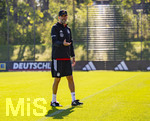 23.09.2026, Fussball DFB-Nationalmannschaft Deutschland, Trainingslager in Herzogenaurach, im Homeground bei ADIDAS, vor den UEFA Nations League Spielen, Bundestrainer Jürgen Klopp (Deutschland) macht kurz Station bei den Journalisten am Spielfeldrand, während seine Spieler weitertrainieren.