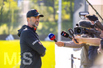 23.09.2026, Fussball DFB-Nationalmannschaft Deutschland, Trainingslager in Herzogenaurach, im Homeground bei ADIDAS, vor den UEFA Nations League Spielen, Bundestrainer Jürgen Klopp (Deutschland) macht kurz Station bei den Journalisten am Spielfeldrand, während seine Spieler weitertrainieren.