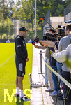 23.09.2026, Fussball DFB-Nationalmannschaft Deutschland, Trainingslager in Herzogenaurach, im Homeground bei ADIDAS, vor den UEFA Nations League Spielen, Bundestrainer Jürgen Klopp (Deutschland) macht kurz Station bei den Journalisten am Spielfeldrand, während seine Spieler weitertrainieren.