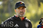 23.09.2026, Fussball DFB-Nationalmannschaft Deutschland, Trainingslager in Herzogenaurach, im Homeground bei ADIDAS, vor den UEFA Nations League Spielen, Bundestrainer Jürgen Klopp (Deutschland) mit seiner DFB-Kappe von Adidas mit der Aufschrift: Einer von 83 Millionen, 
