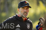 23.09.2026, Fussball DFB-Nationalmannschaft Deutschland, Trainingslager in Herzogenaurach, im Homeground bei ADIDAS, vor den UEFA Nations League Spielen, Bundestrainer Jürgen Klopp (Deutschland) mit seiner DFB-Kappe von Adidas mit der Aufschrift: Einer von 83 Millionen, 