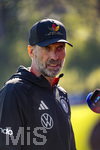 23.09.2026, Fussball DFB-Nationalmannschaft Deutschland, Trainingslager in Herzogenaurach, im Homeground bei ADIDAS, vor den UEFA Nations League Spielen, Bundestrainer Jürgen Klopp (Deutschland) mit seiner DFB-Kappe von Adidas mit der Aufschrift: Einer von 83 Millionen, 