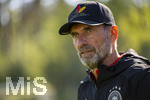 23.09.2026, Fussball DFB-Nationalmannschaft Deutschland, Trainingslager in Herzogenaurach, im Homeground bei ADIDAS, vor den UEFA Nations League Spielen, Bundestrainer Jürgen Klopp (Deutschland) mit seiner DFB-Kappe von Adidas mit der Aufschrift: Einer von 83 Millionen, 