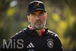 23.09.2026, Fussball DFB-Nationalmannschaft Deutschland, Trainingslager in Herzogenaurach, im Homeground bei ADIDAS, vor den UEFA Nations League Spielen, Bundestrainer Jürgen Klopp (Deutschland) mit seiner DFB-Kappe von Adidas mit der Aufschrift: Einer von 83 Millionen, 