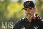 23.09.2026, Fussball DFB-Nationalmannschaft Deutschland, Trainingslager in Herzogenaurach, im Homeground bei ADIDAS, vor den UEFA Nations League Spielen, Bundestrainer Jürgen Klopp (Deutschland) mit seiner DFB-Kappe von Adidas mit der Aufschrift: Einer von 83 Millionen, 