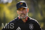 23.09.2026, Fussball DFB-Nationalmannschaft Deutschland, Trainingslager in Herzogenaurach, im Homeground bei ADIDAS, vor den UEFA Nations League Spielen, Bundestrainer Jürgen Klopp (Deutschland) mit seiner DFB-Kappe von Adidas mit der Aufschrift: Einer von 83 Millionen, 