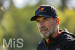 23.09.2026, Fussball DFB-Nationalmannschaft Deutschland, Trainingslager in Herzogenaurach, im Homeground bei ADIDAS, vor den UEFA Nations League Spielen, Bundestrainer Jürgen Klopp (Deutschland) mit seiner DFB-Kappe von Adidas mit der Aufschrift: Einer von 83 Millionen, 